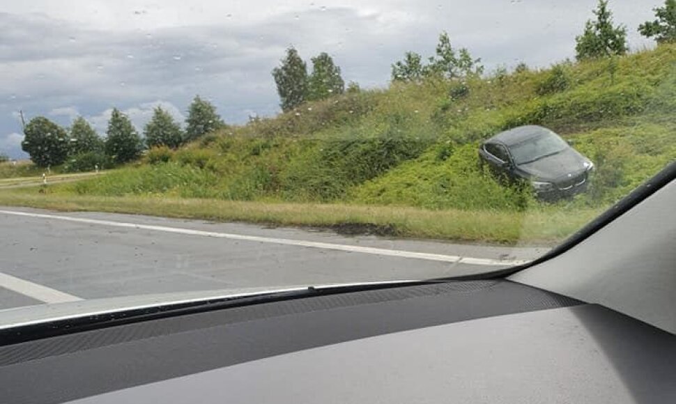 Greitkelyje nuo kelio nulėkė BMW