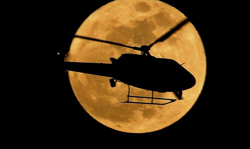 Sraigtasparnis Mėnulio fone