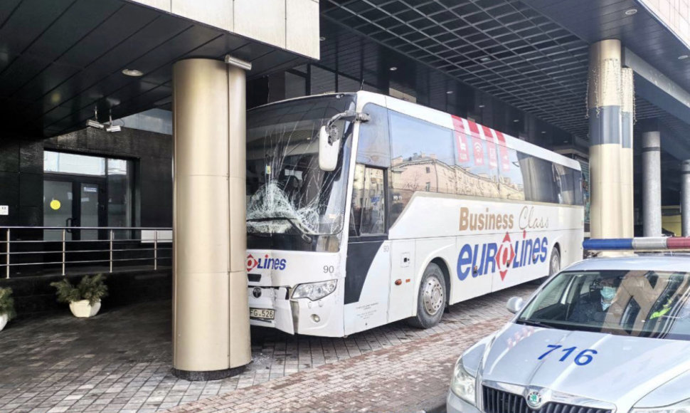 Minske į koloną rėžėsi be priežiūros paliktas autobusas, turėjęs važiuoti į Vilnių