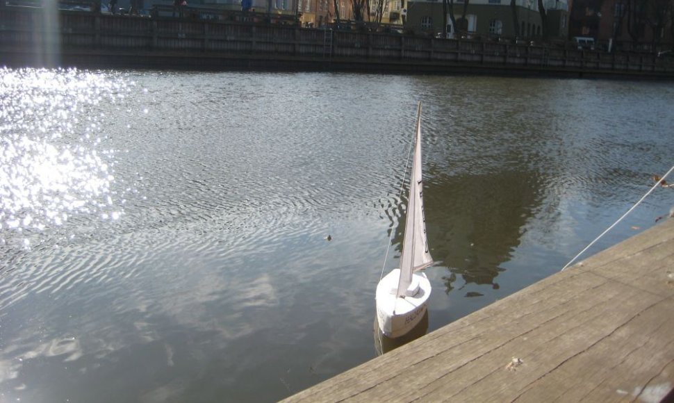 Į Danės upę leisti popieriniai laiveliai. 