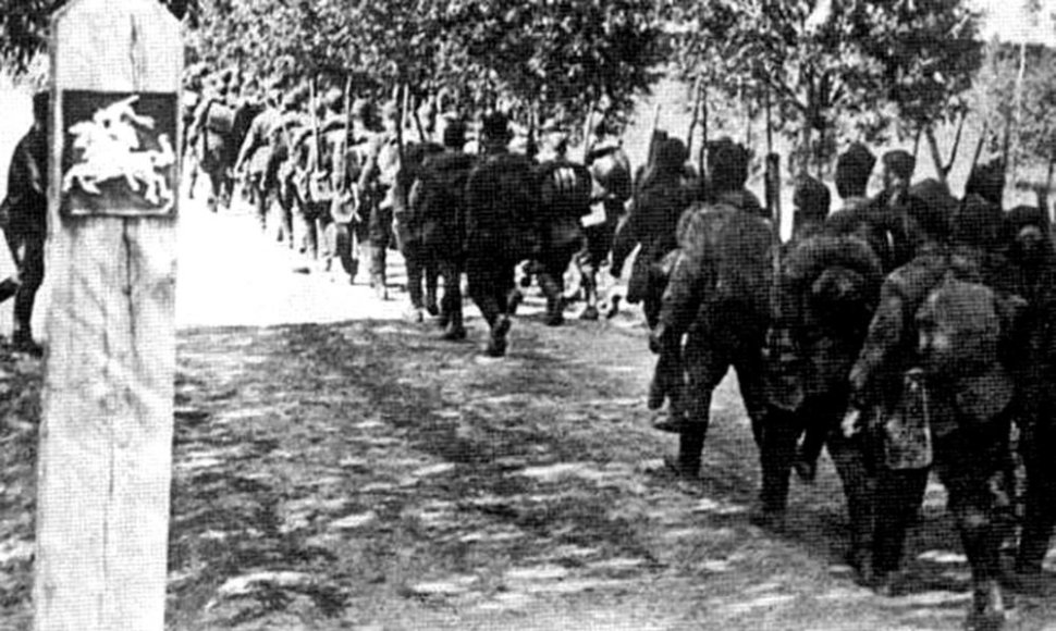 Sovietų kariai įžengia į Lietuvą