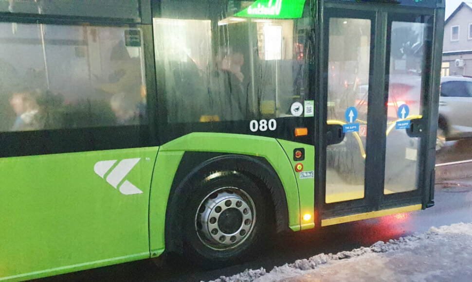 Troleibusas Kaune &ndash; visus ratus supa juodų &scaron;epečių blakstienos.