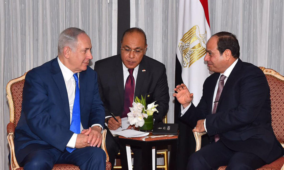 Benjaminas Netanyahu (kairėje) ir Abdel Fattah al Sisi (dešinėje) Niujorke