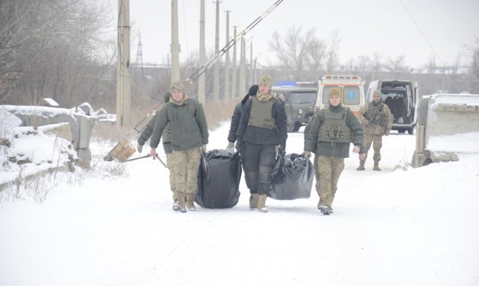 Ukrainos kariai neša Svetlodarsko rajone žuvusių karių kūnus