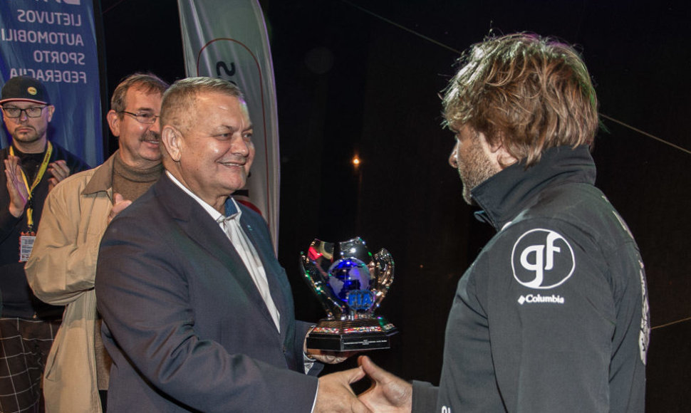 LASF prezidentas Romas Austinskas įteikia FIA BRT 2017 apdovanojimą B.Vanagui