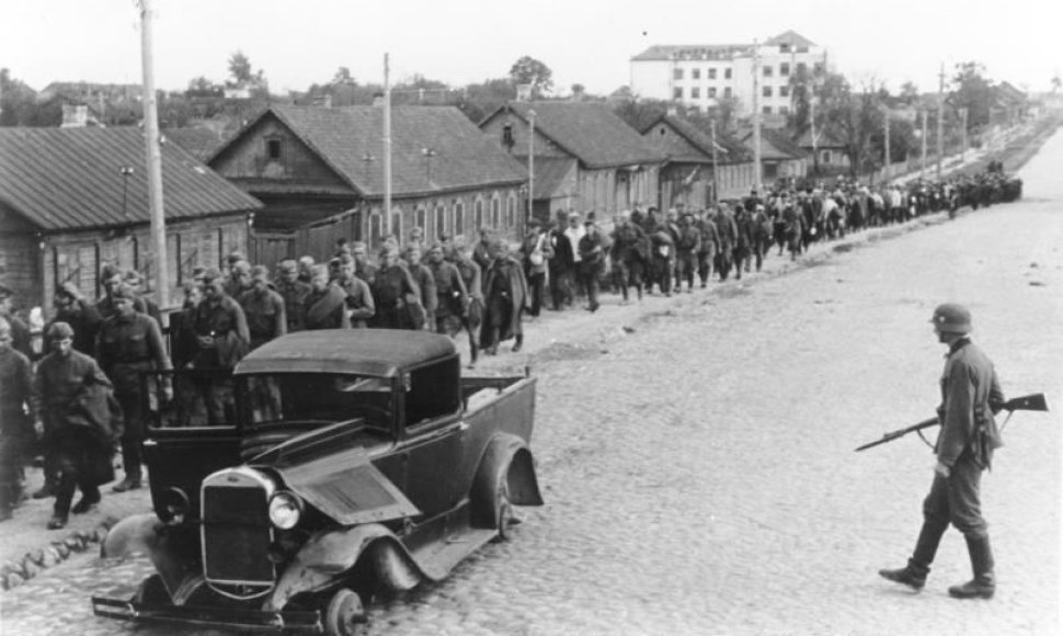 Į vokiečių nelaisvę patekusių sovietų karių kolona Minske. 1941 m. liepos 2 d.