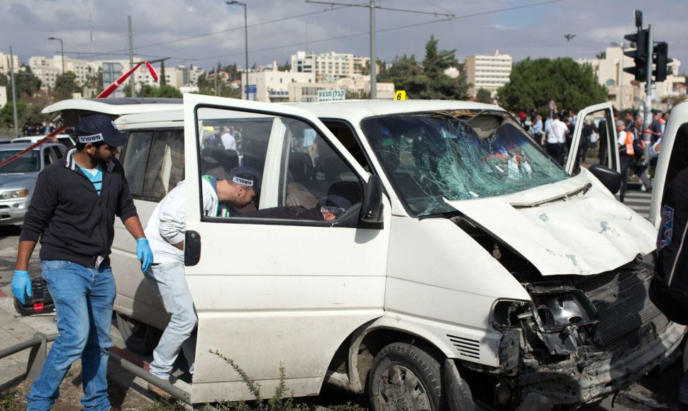 Palestinietis Jeruzalėje savo mikroautobusą nukreipė būrį žmonių.