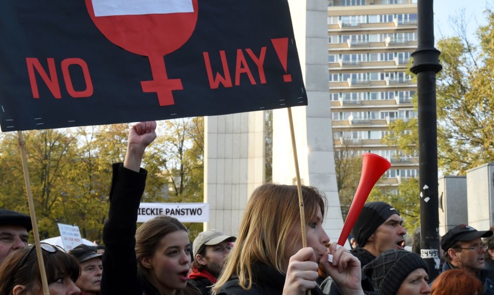 Per Lenkiją ritasi nauja protestų banga dėl planų suvaržyti moterų teisę nutraukti nėštumą