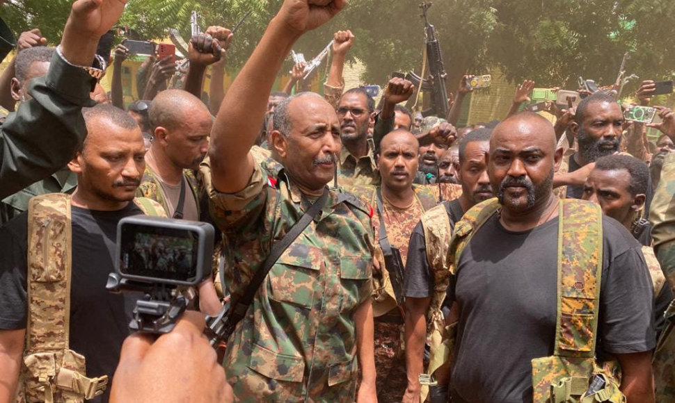 Sudano kariuomenės vadas Abdel Fattahas al Burhanas ir jo kariai