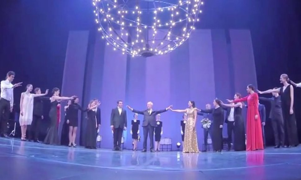 Rimas Tuminas Maskvos J.Vachtangovo teatre sulaukė originalaus trupės sveikinimo su įteikta „Teatro žmogaus“ premija