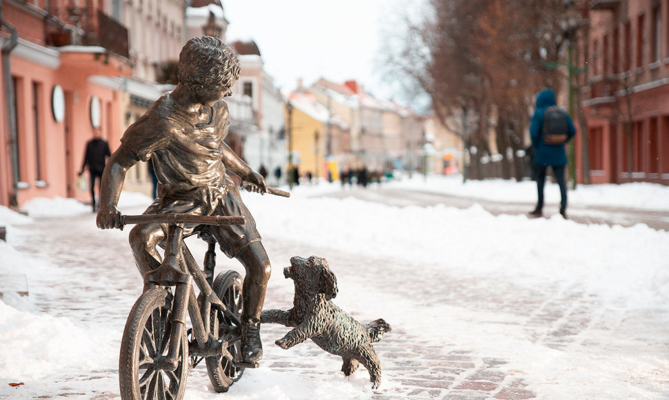Vilniaus gatvėje pastatyta skulptūrinė kompozicija „Nežiopsok!“
