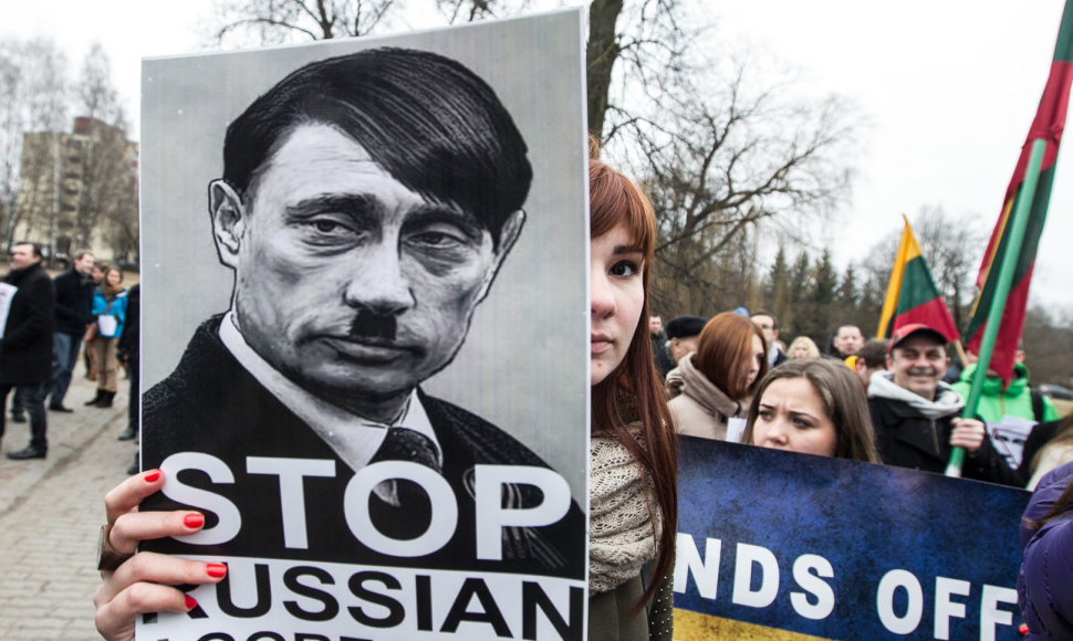 Protestuotojai prie Rusijos ambasados 