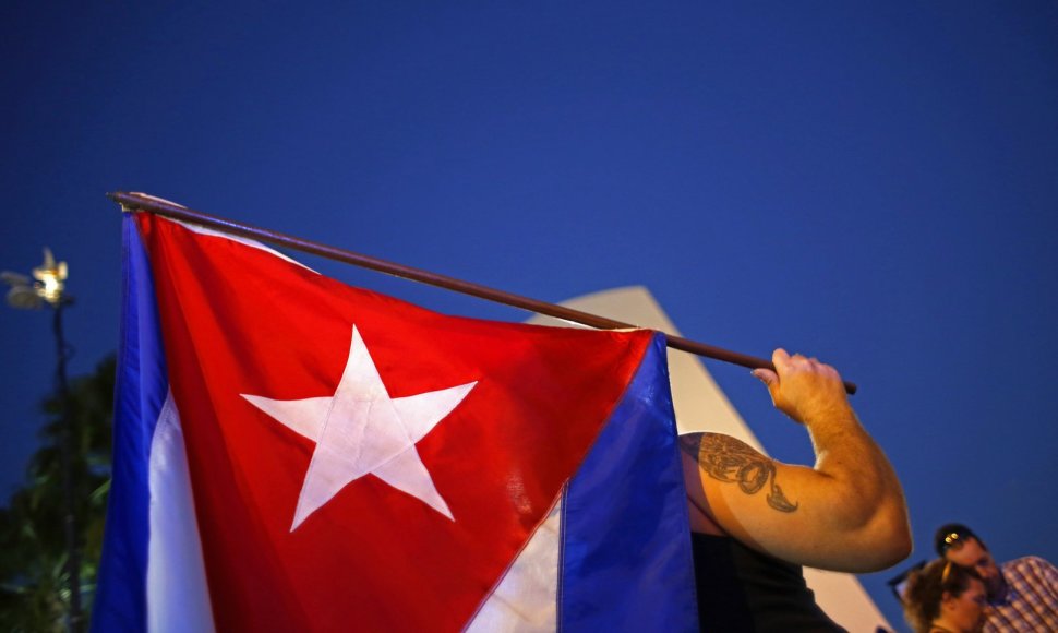 Nemažai Majamio kubiečių reiškia pasipiktinimą dėl Baracko Obamos sprendimo užbaigti konfrontaciją su Kuba