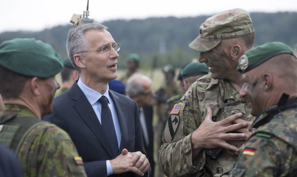 NATO generalinis sekretorius Jensas Stoltenbergas su JAV ir Lietuvos kariais