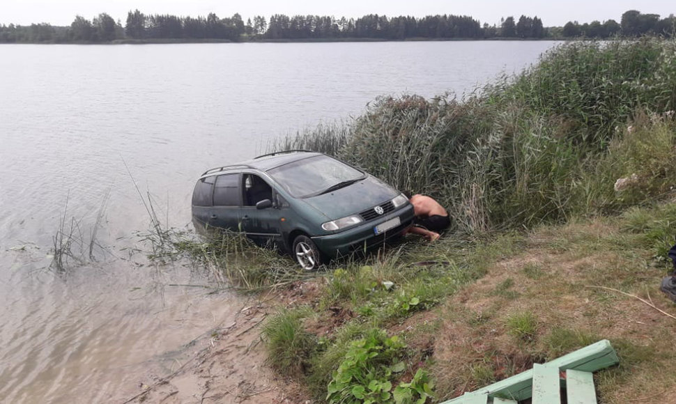 Vairuotojai važiuojant atbulomis, Kėdainių rajone „VW Sharan“ atsidūrė tvenkinyje