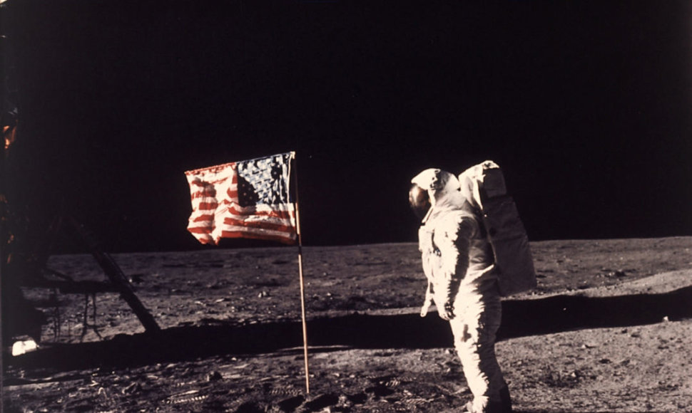 Buzzas Aldrinas pozuoja Mėnulio paviršiuje greta Jungtinių Amerikos Valstijų vėliavos
