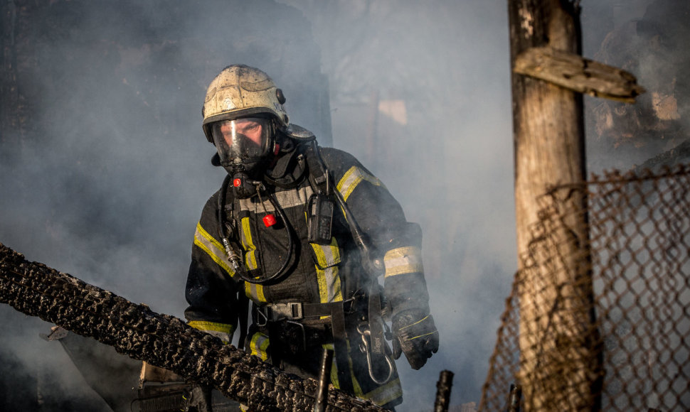 Ugniagesiai gesina Vilniaus čigonų tabore deganti namą