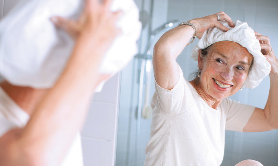  „TENA Shampoo Cap“ – drėgna, iš anksto gausiai šampūno ir kondicionieriaus prisotinta kepurė, kurią panaudojus plaukų nereikia nuskalauti vandeniu.