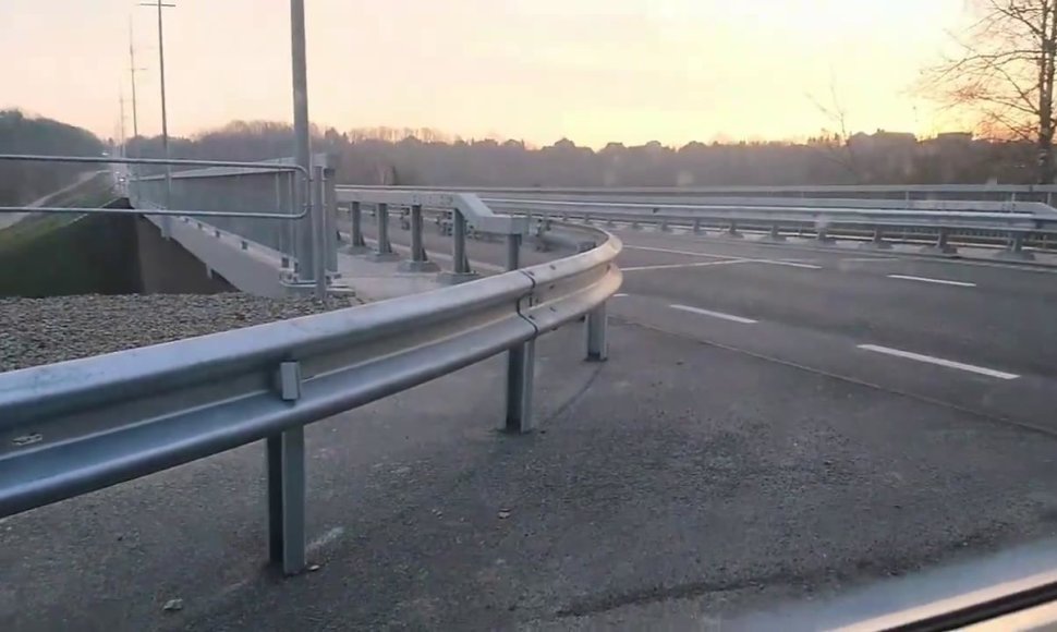 Norint išvažiuoti į kelią, dėl naujų tilto atitvarų nesimato parvažiuojančių mašinų