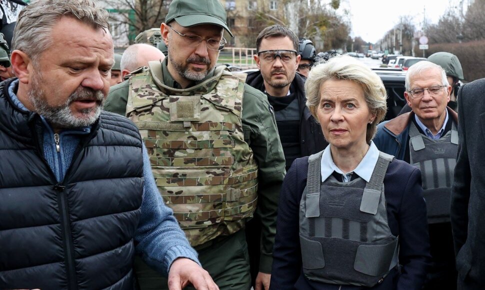 Europos Komisijos pirmininkė Ursula von der Leyen, ES užsienio reikalų įgaliotinis Josepas Borrellis ir Slovakijos ministras pirmininkas Eduardas Hegeris lankėsi Bučoje, kur žuvo &scaron;imtai civilių gyventojų