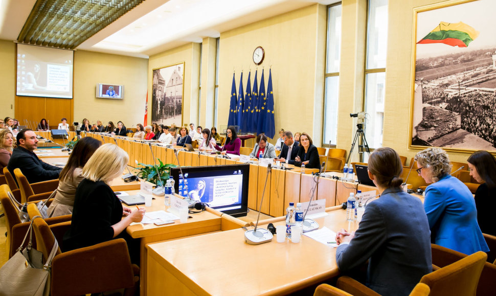 Seime – diskusija, kaip geriausia užtikrinti moterų ir vyrų lygybę darbe