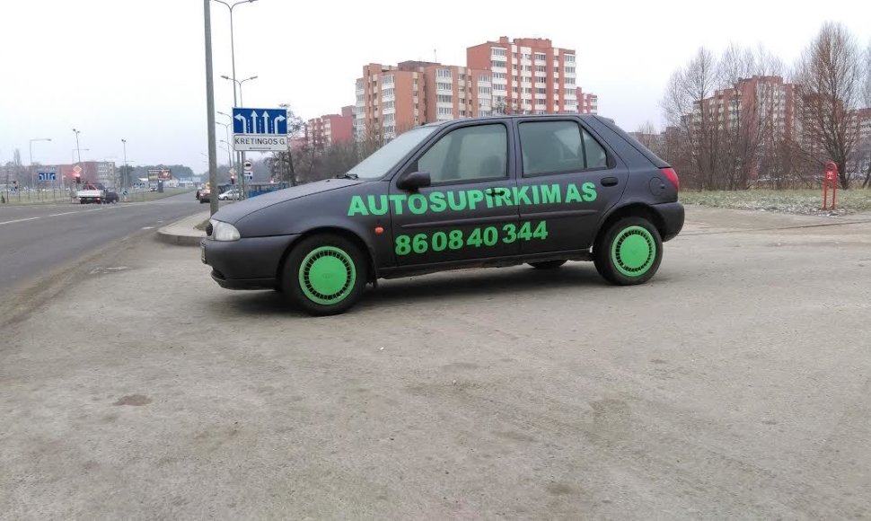 Klaipėdos Šiaurės prospekte neseniai pastatyta dar viena reklamomis apklijuota mašina mieste.