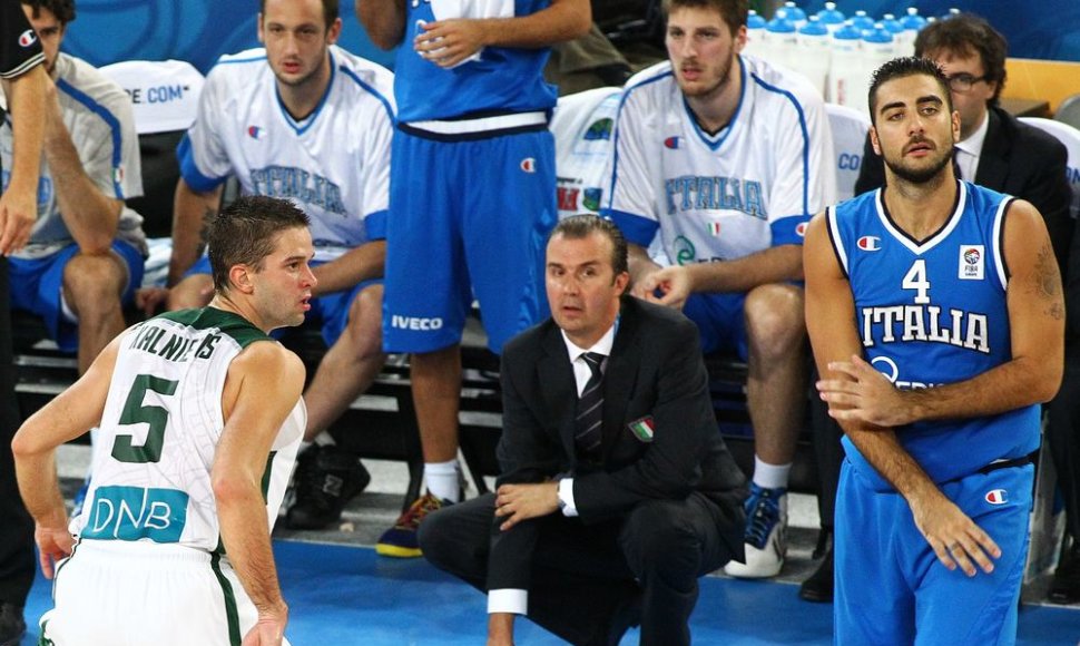Mantas Kalnietis, Italijos krepšinio rinktinės treneris Simone Pianigiani ir Pietro Aradori 