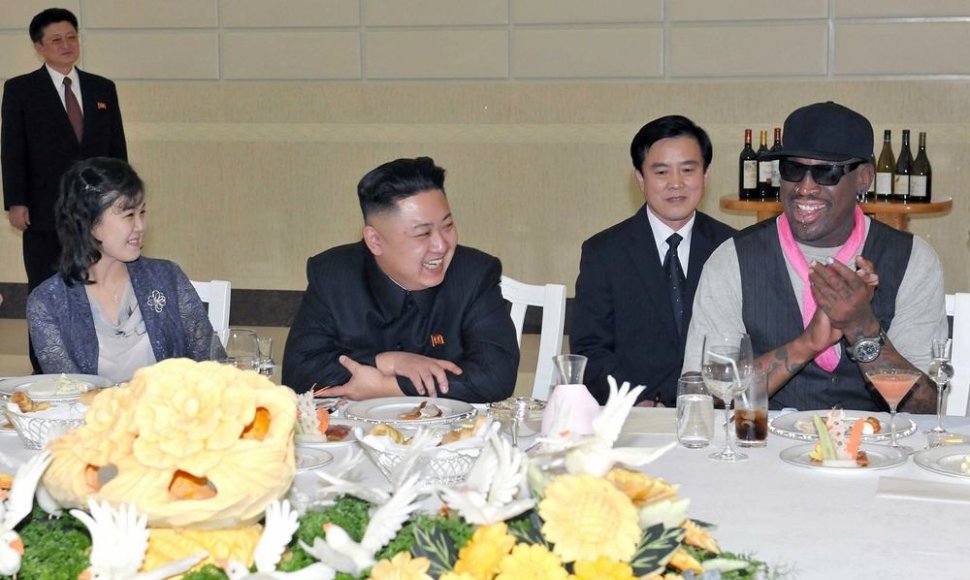 Šiaurės Korėjos lyderis Kim Jong Unas su žmona Ri Sol-Ju ir krepšininku Dennisu Rodmanu (dešinėje)