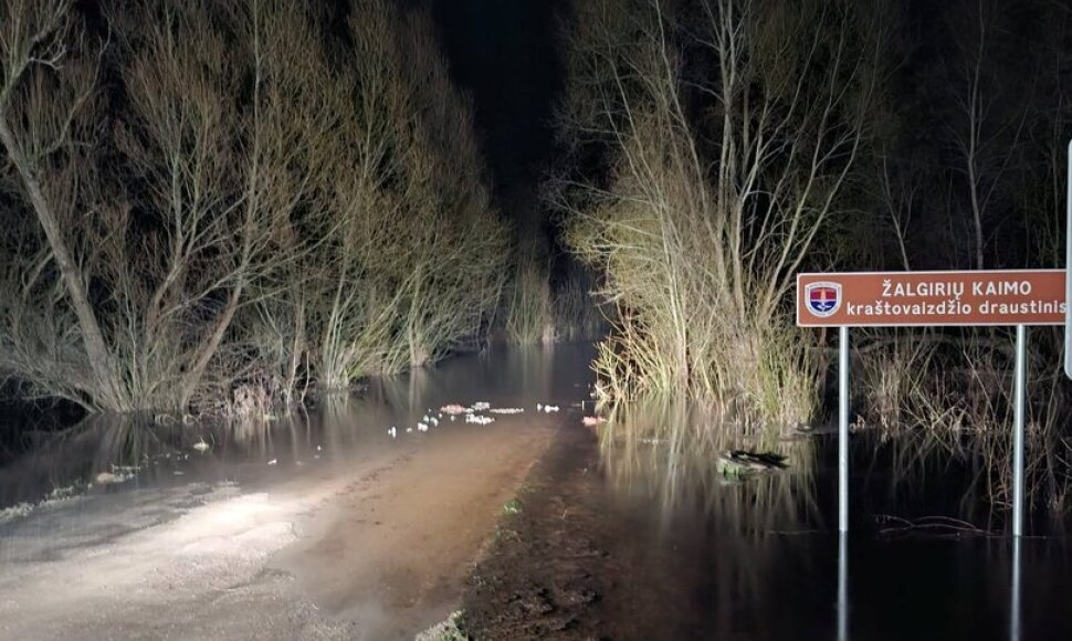 Sekmadienio vakarą vanduo ėmė semti Žalgirių kaimą