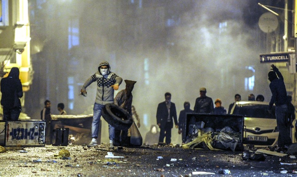 Protestuotojai susidūrė su policijos pajėgomis Stambule