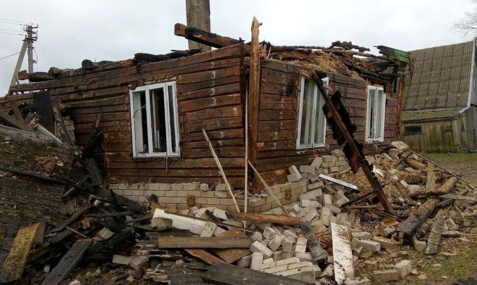 Močiutė ne tik liko visiškai be nieko, bet ir gaisro metu apdegė, patyrė didžiulį išgąstį, o pragarišką vakarą prisimena su siaubu akyse.