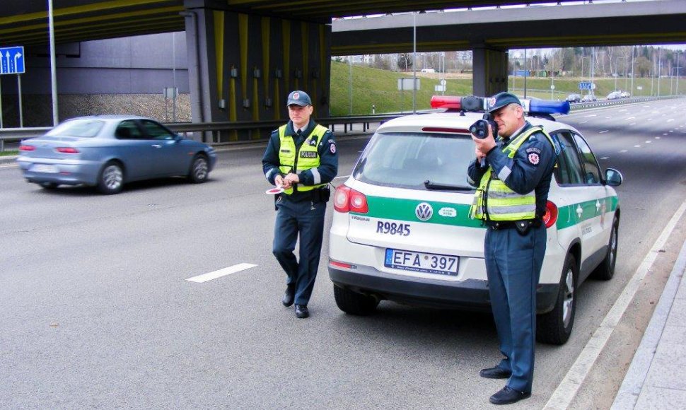 Policijos pareigūnai matuoja greitį ir tikrina vairuotojų dokumentus