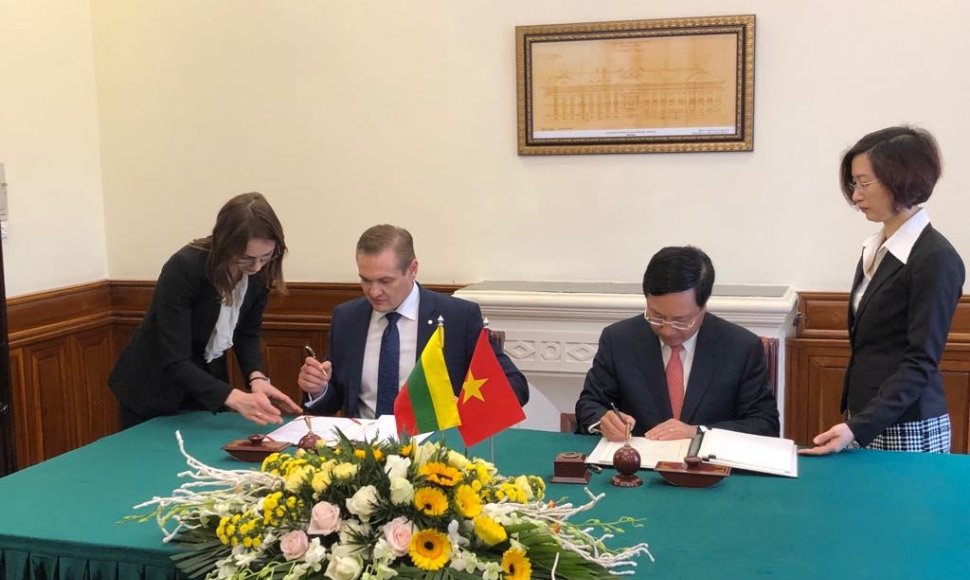 Lietuva pasirašė sutartį su Vietnamu dėl asmenų deportavimo