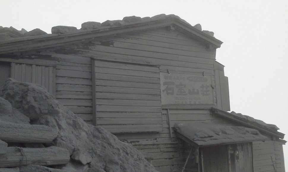 Pelenų sluoksniu padengtas pastatas ant Ontakės kalno