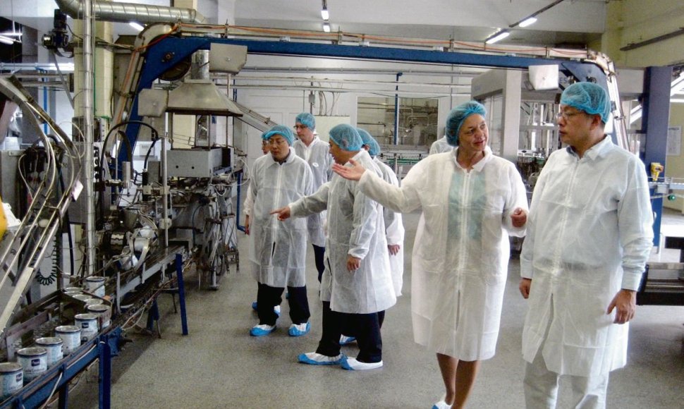 Kinų delegacija lankėsi „Marijampolės pieno konservuose“, kur stebėjo visą gamybos procesą.