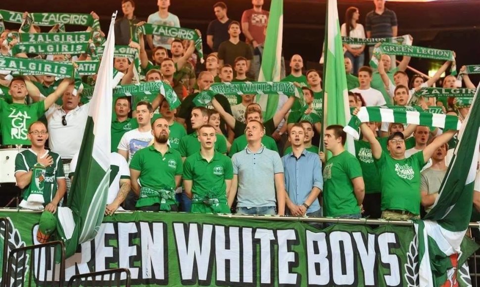 „Green White Boys“ fanų klubo nariai mylimą komandą lydi į išvykas
