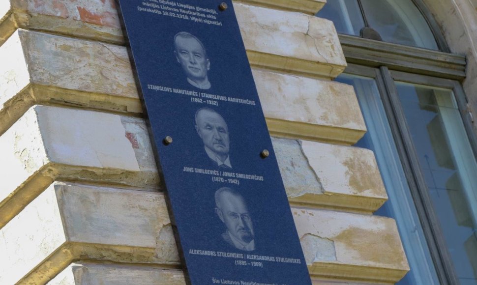 Latvijoje atidengta atminimo lenta trims Vasario 16-osios Nepriklausomybės Akto signatarams