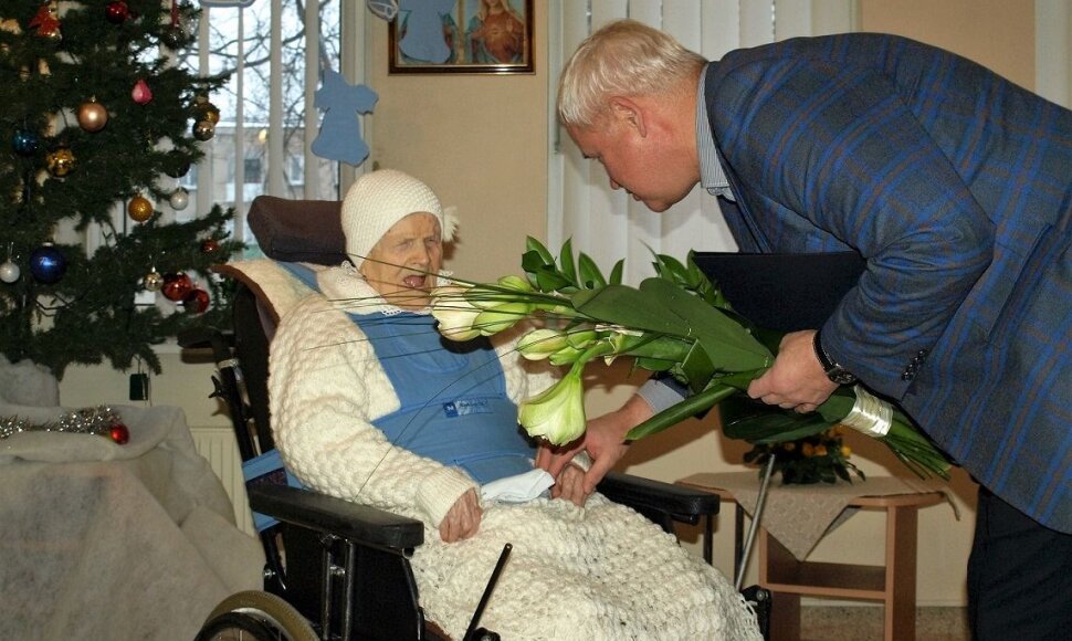 Klaipėdos meras sveikina šimtametę.