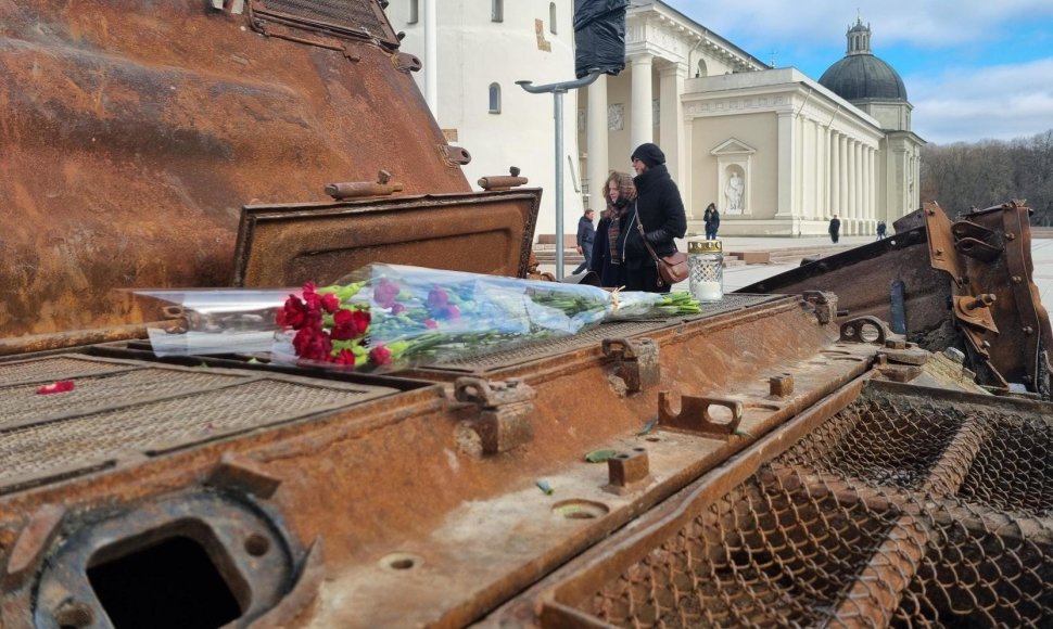 Gėlės ant tanko Vilniaus Katedros a.