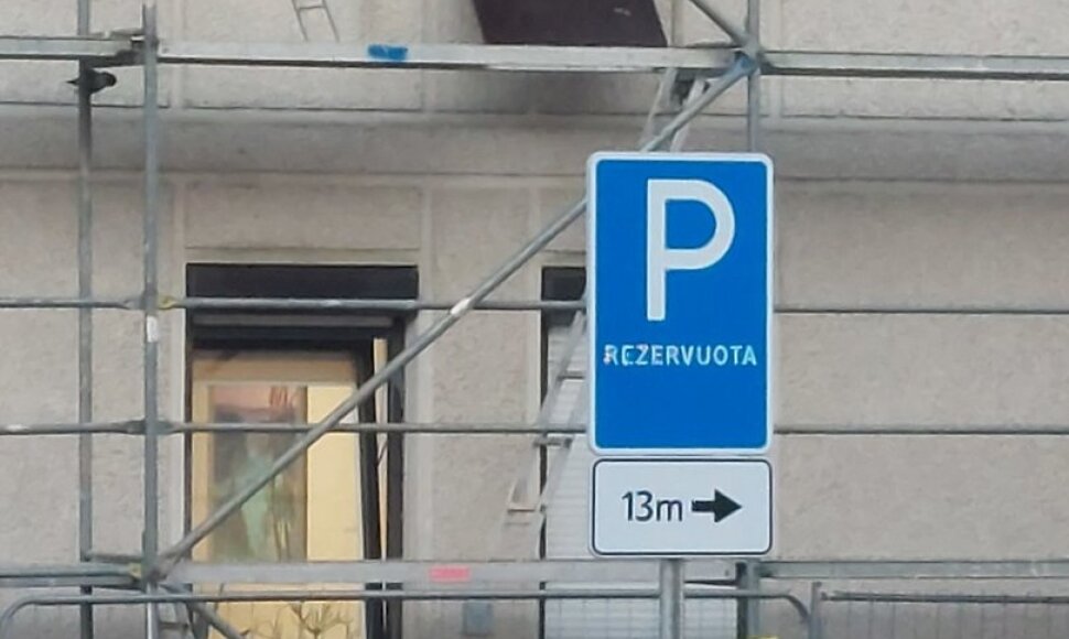 Ženklas prie Kretingos savivaldybės supykdė vietinius