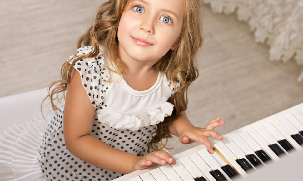 Pianinu grojanti mergaitė