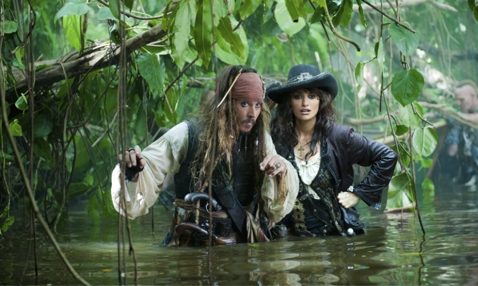 Johnny Deppas ir Penelope Cruz filme „Karibų piratai: ant keistų bangų“