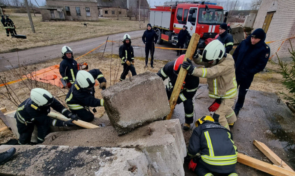 Kretingoje per pratybas mokomasi gelbėti aukas iš griuvėsių.