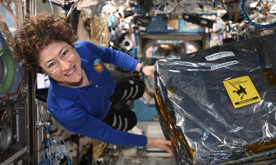 NASA astronautė Christina Koch su montavimui į TKS paruošta Šaltųjų atomų laboratorija