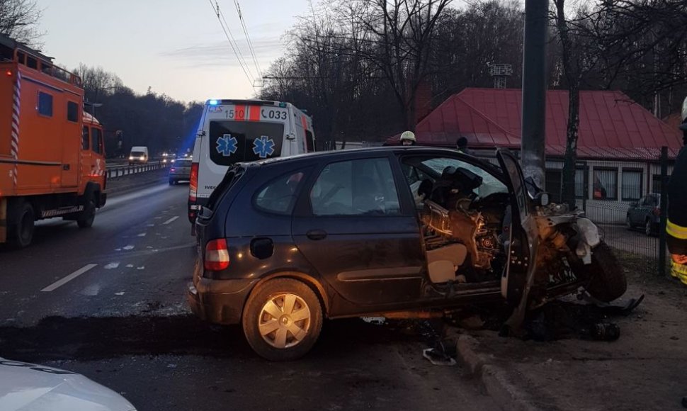 Tunelio gatvėje „Renault“ rėžėsi į stulpą