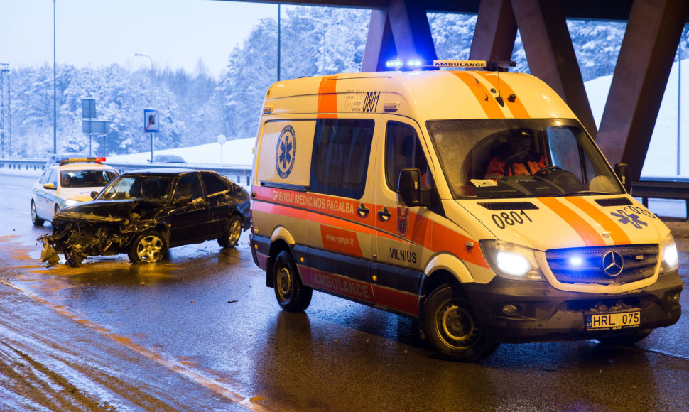 Vilniaus vakariniame aplinkkelyje automobilis trenkėsi į kelio atitvarus