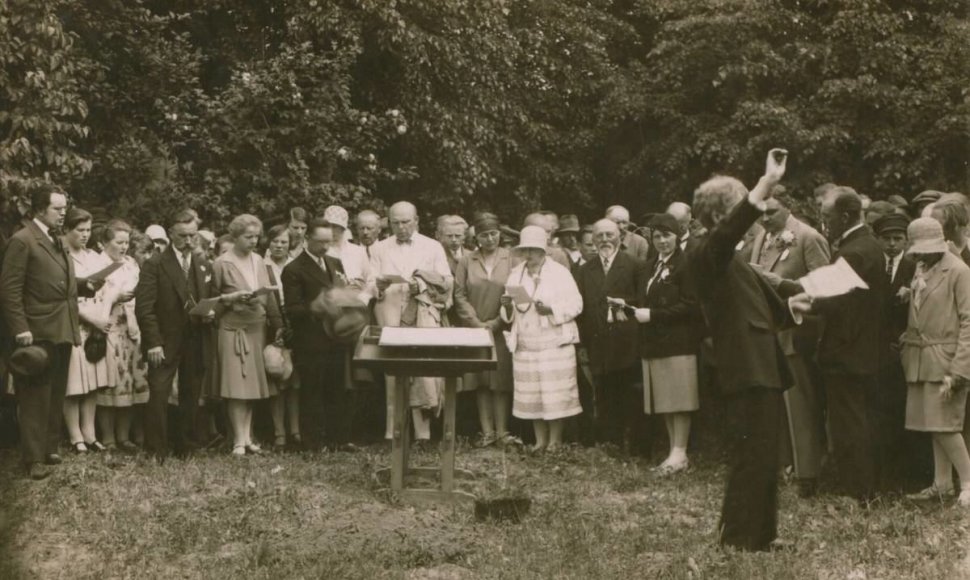 Choristų repeticija, ruošiantis Joninių šventei ant Rambyno kalno, 1929 m.