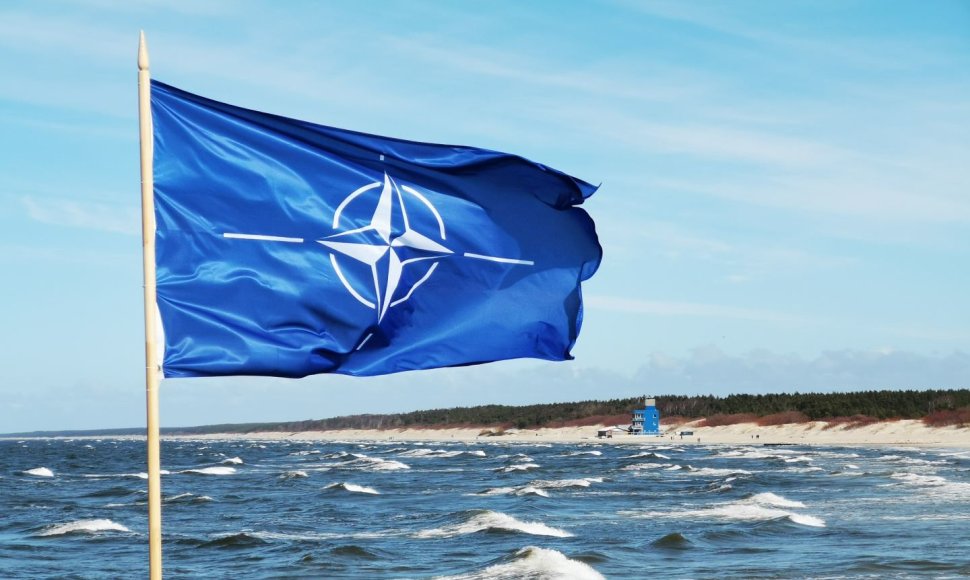 NATO vėliava ant Palangos tilto