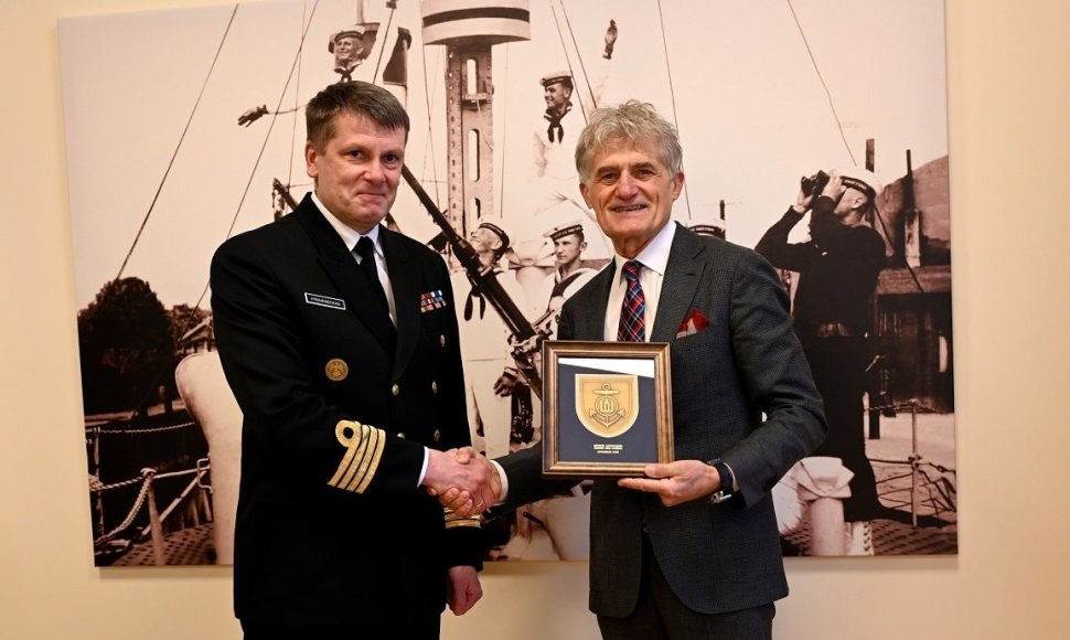 Karinių jūrų pajėgų vadas jūrų kpt.Giedrius Premeneckas ir Klaipėdos valstybinio jūrų uosto direkcijos generalinis direktorius Algis Latakas.