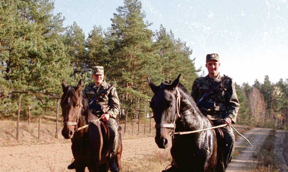 Lazdijų rinktinės pasieniečiai prieš 18 metų patruliuodavo raiti.